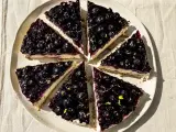 En cheesecake de oreo med blåbärstopping och citronskal. En härlig dessert som ser fantastisk ut.