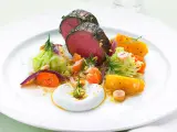Saftigt lomito con vegetales, med rostade rotfrukter, krispig kål och en krämig sås.