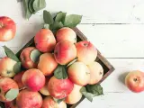 Äpplen i en låda, fulla av vitaminer. En frisk och naturlig skörd.
