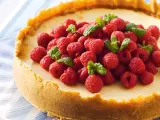 Klassisk ugnsbakad cheesecake med hallon och mynta. En perfekt receta de cheesecake tradicional al horno för alla tillfällen.