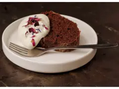 Chokladkaka med grädde och blomblad, en perfekt kombination till en kall öl.