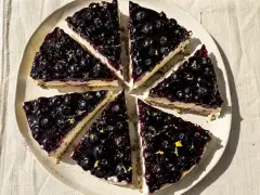 En cheesecake de oreo med blåbärstopping och citronskal. En härlig dessert som ser fantastisk ut.