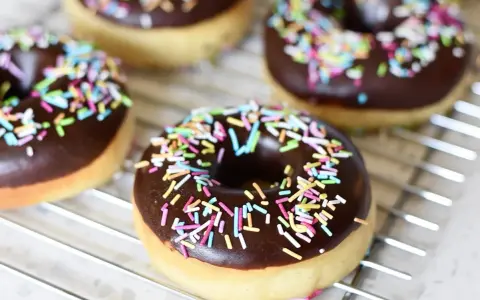 Färska munkar med chokladglasyr och färgglatt strössel. Perfekt för att inspireras av nya recetas de donas.