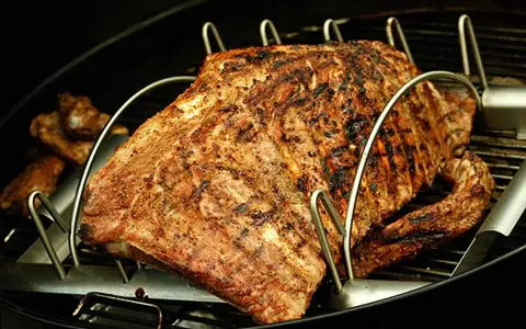 Saftiga baby back ribs på grillen, perfekt kryddade och med fin yta.