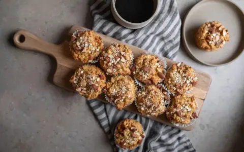 Nyttiga muffins med havre och mandel, perfekta som en del av recetas para bajar de peso. En kopp kaffe till.