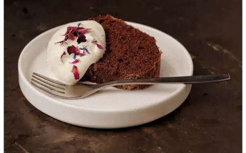 Chokladkaka med grädde och blomblad, en perfekt kombination till en kall öl.