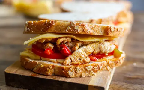 En saftig sandwich med pulled chicken, ost och tomat på grovt bröd. Perfekt för en snabb lunch!