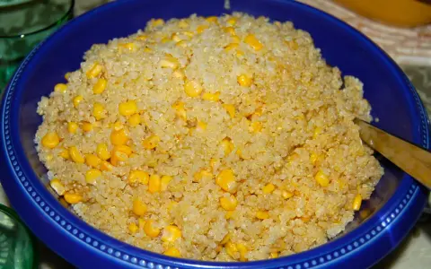 En skål med quinoa och majs. Quinoa är ett näringsrikt frö som kan användas som ett hälsosamt alternativ till ris.