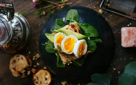 Ägg på rostat bröd med avokado och spenat. Kan jag äta ägg om jag har höga triglycerider? Ja, ägg kan vara en del av en balanserad kost.