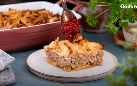 En bit av en saftig köttfärspaj, "tortas de carne", toppas med lingon. Enkel och god vardagsmat.