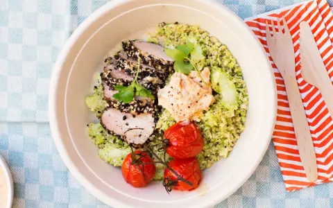 En skål med quinoa, grillad fläskfilé, tomat och hummus. Quinoa är bra för dig!