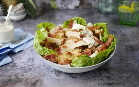 En härlig kycklingsallad med krutonger, bacon och parmesanost. En riktig pollo bonanza!