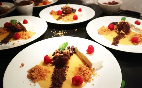 Eleganta desserter med choklad, hallon och en gyllene sås som påminner om dulce de tamarindo.