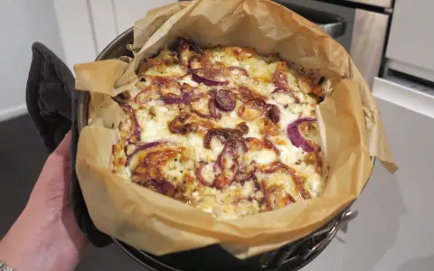 En nybakad paj med lök och ost, ett av hemligheterna i köket.