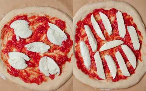 Två olika tipos de pizza förbereds: en med klumpar av mozzarella, den andra med skivor.