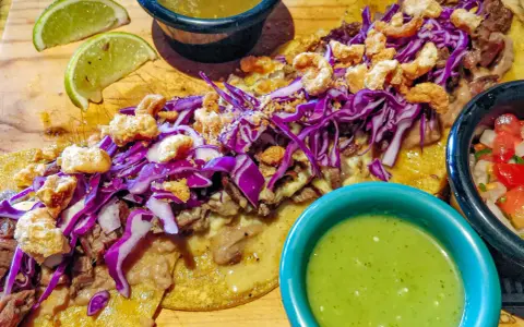 Tacos med möra köttstrimlor, krispig rödkål, fläsksvål och gröna såser. Perfekta ingredientes para tacos!