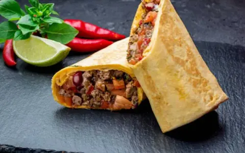 Två saftiga burritos med köttfyllning, chili, lime och basilika. Enkel guide: como hacer burritos de res.