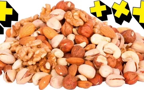 En hög med nötter, som mandlar, valnötter och pistagenötter, med gula kors i bakgrunden. Perfekt för en energiboost!