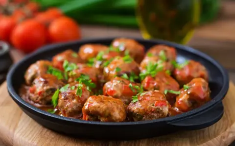 Läckra köttbullar i tomatsås, perfekt för "como hacer albondigas". Garnerade med färsk persilja.