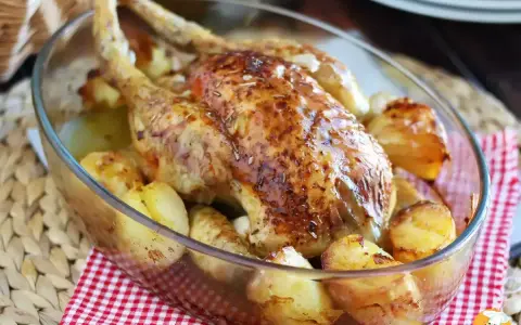 Helstekt kyckling med rostade potatisar i en glasform. En härlig carne a la plancha som doftar ljuvligt.