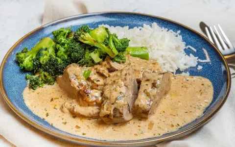 Fläskfilé i krämig sås med ris och broccoli. Enkel och god rätt, perfekt för lomo de cerdo recept.