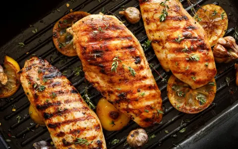 Grillade kycklingbröst med citron, vitlök och örter, som påminner om läckra platos de carne asada.