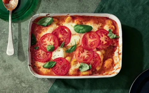 Ugnsbakad gnocchi med tomater och basilika, en rätt som visar hur enkla **especias para cocinar** kan lyfta en måltid.