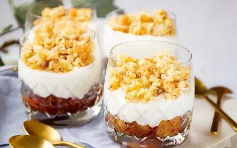 Ljuvlig ensalada de manzana i glas, med lager av äpple, krämig vanilj och smuldeg. Perfekt dessert!