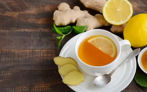 En kopp honung och citronte med ingefära, perfekt för hosta.