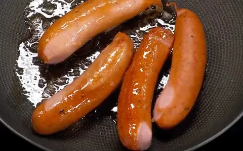 Stekta korvar i panna, en perfekt start för como hacer hot dog.