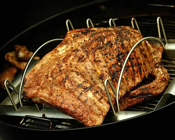Saftiga baby back ribs på grillen, perfekt kryddade och med fin yta.