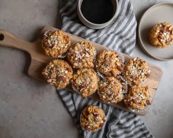 Nyttiga muffins med havre och mandel, perfekta som en del av recetas para bajar de peso. En kopp kaffe till.