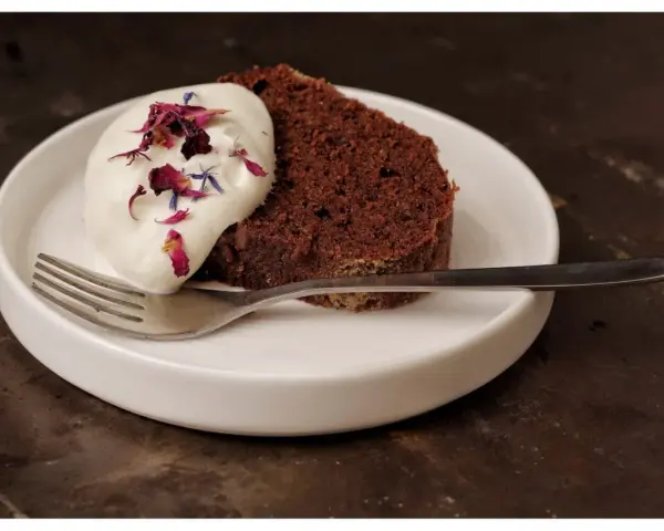 Chokladkaka med grädde och blomblad, en perfekt kombination till en kall öl.
