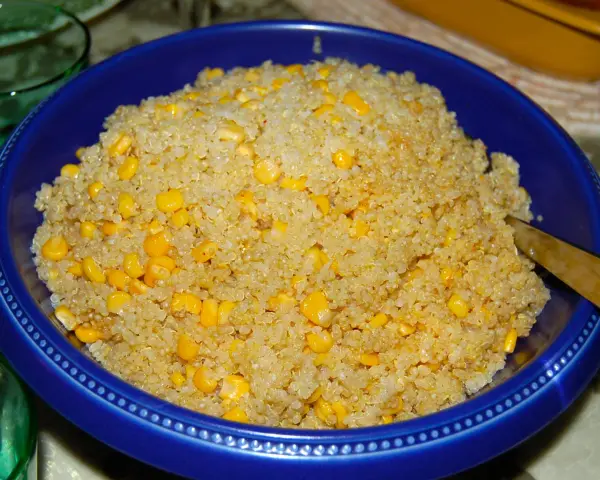 En skål med quinoa och majs. Quinoa är ett näringsrikt frö som kan användas som ett hälsosamt alternativ till ris.