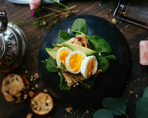 Ägg på rostat bröd med avokado och spenat. Kan jag äta ägg om jag har höga triglycerider? Ja, ägg kan vara en del av en balanserad kost.