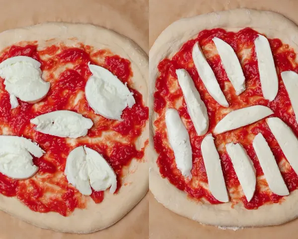 Två olika tipos de pizza förbereds: en med klumpar av mozzarella, den andra med skivor.