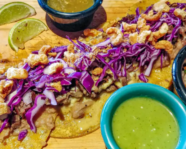 Tacos med möra köttstrimlor, krispig rödkål, fläsksvål och gröna såser. Perfekta ingredientes para tacos!