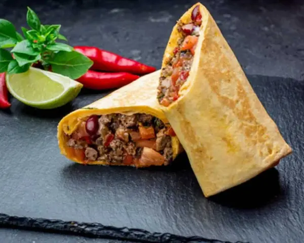 Två saftiga burritos med köttfyllning, chili, lime och basilika. Enkel guide: como hacer burritos de res.