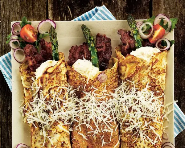 Tre fyllda crêpes med ost, bacon och sparris. Enkel guide: como hacer crepas.