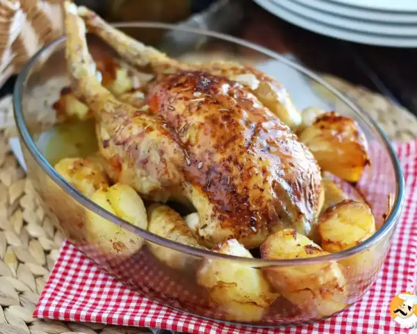 Helstekt kyckling med rostade potatisar i en glasform. En härlig carne a la plancha som doftar ljuvligt.