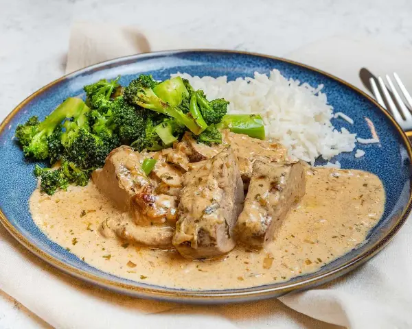Fläskfilé i krämig sås med ris och broccoli. Enkel och god rätt, perfekt för lomo de cerdo recept.