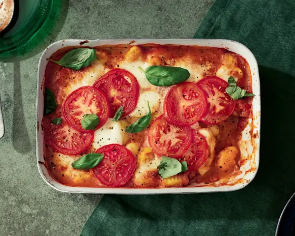 Ugnsbakad gnocchi med tomater och basilika, en rätt som visar hur enkla **especias para cocinar** kan lyfta en måltid.