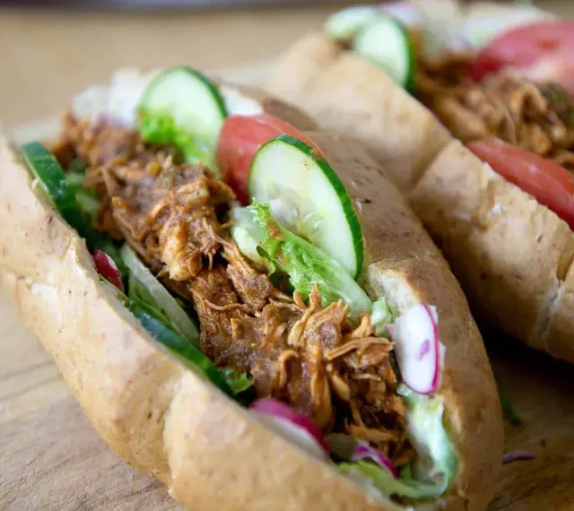 Två saftiga baguetter med pulled chicken, krispig sallad, gurka och tomat. Perfekt för en snabb och god lunch.