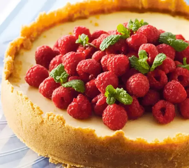 Klassisk ugnsbakad cheesecake med hallon och mynta. En perfekt receta de cheesecake tradicional al horno för alla tillfällen.