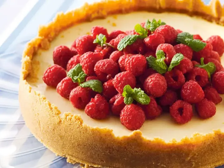 Klassisk ugnsbakad cheesecake med hallon och mynta. En perfekt receta de cheesecake tradicional al horno för alla tillfällen.