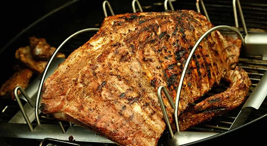Saftiga baby back ribs på grillen, perfekt kryddade och med fin yta.