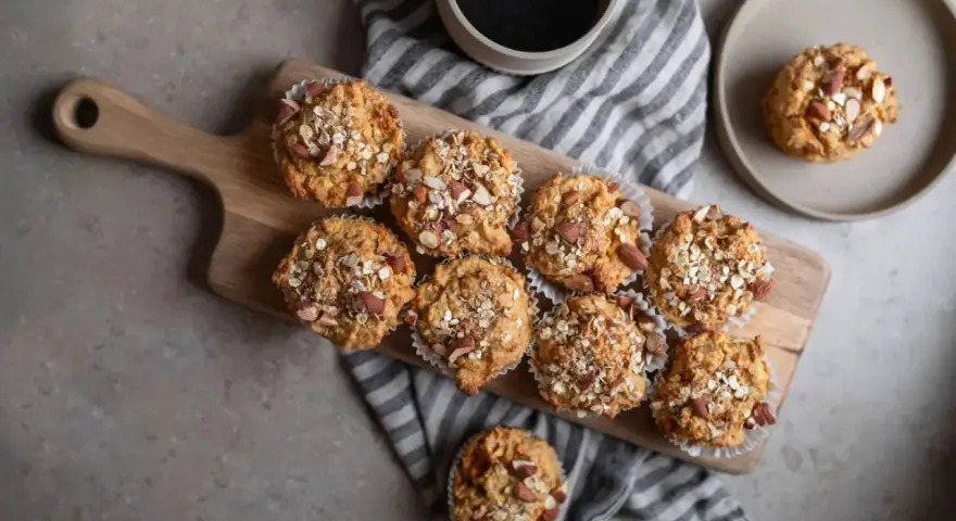 Nyttiga muffins med havre och mandel, perfekta som en del av recetas para bajar de peso. En kopp kaffe till.