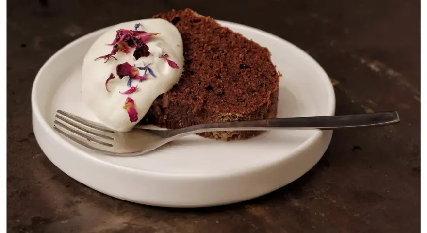 Chokladkaka med grädde och blomblad, en perfekt kombination till en kall öl.