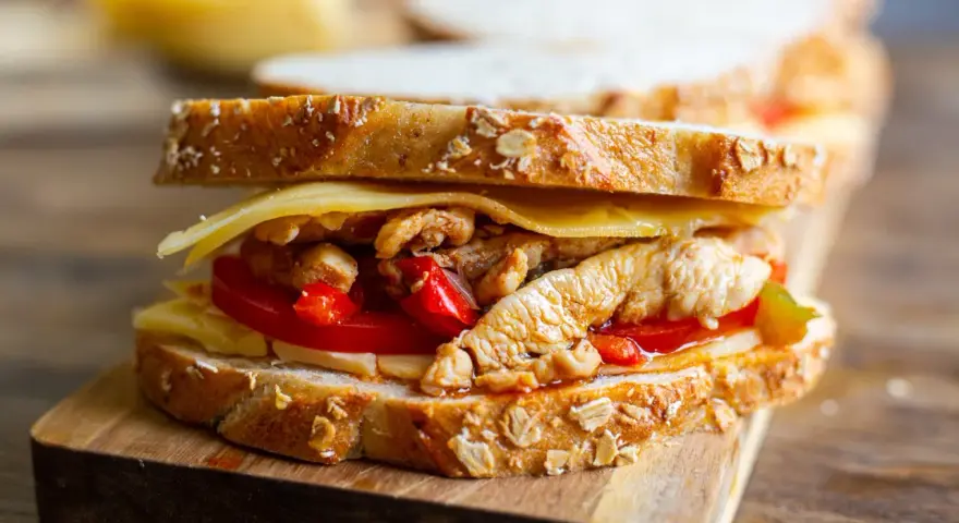 En saftig sandwich med pulled chicken, ost och tomat på grovt bröd. Perfekt för en snabb lunch!