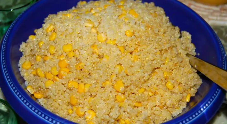 En skål med quinoa och majs. Quinoa är ett näringsrikt frö som kan användas som ett hälsosamt alternativ till ris.
